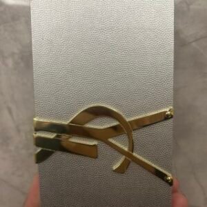 💹100✍️专柜版本
💹130✍️明通版本
圣罗兰马卡龙渐变口红两件套!色号:1966#+77#.配手提袋!