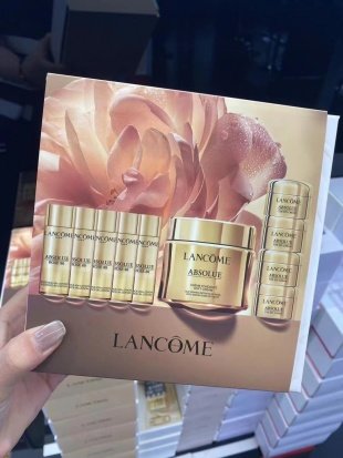 💹195✍️明通版本
兰蔻菁纯面霜9+1套装(菁纯水款)!内含:菁纯面霜60ml,菁纯水30ml×5+菁纯眼霜5ml×4。