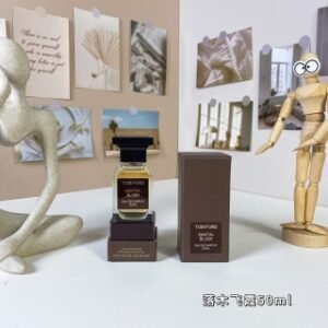 💹50✍️专柜版本
汤姆·福特落木飞霞（嫣红檀香）50ml
Tom Ford Santal Blush, 2011
品牌：汤姆·福特
调香师：Yann Vasnier
属性：女香
香调：木质东方调
前调：辛香料肉桂葛缕子葫芦巴胡萝卜籽
中调：依兰茉莉玫瑰
后调：檀香木安息香脂雪松麝香沉香（乌木）