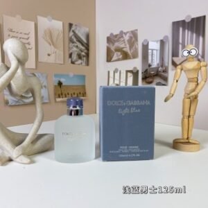 💹45✍️专柜版本
Dolce Gabbana Light Blue杜嘉班纳浅蓝男士香水 125ml
香调:水生木质调
前调:橘子葡萄柚
中调:海水杜松
后调:琥珀木麝香