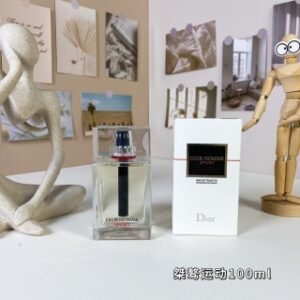 💹60✍️专柜版本
迪奥桀骜运动100ml
Dior Homme Sport, 2012
品牌：迪奥
调香师：Francois Demachy香调：芳香木质调
属性：男香
前调：香橼生姜
中调：鸢尾花
后调：绿叶雪松