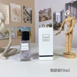 💹55✍️专柜版本
花结领75ml
圣罗兰高定衣典系列-
YSL Yves Saint Laurent Lavalliere, 2022
品牌：圣罗兰
属性：中性香
香调：果香花香调
前调：无花果黑加仑香柠檬
中调：玫瑰天竺葵茉莉
后调：香根草麝香开司米酮