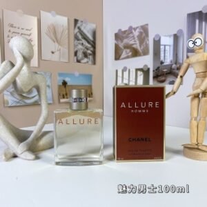 💹45✍️专柜版本
香奈儿魅力男士100ml
Chanel Allure Homme, 1999
品牌：香奈儿
调香师：Jacques Polge
属性：男香
香调：木质东方调
前调：柠檬桃子生姜橘子薰衣草香柠檬
中调：胡椒雪松广藿香香根草巴西红木玫瑰茉莉栀子花茴芹小苍兰
后调：香草零陵香豆椰子檀香木琥珀安息香脂麝香皮革橡木苔