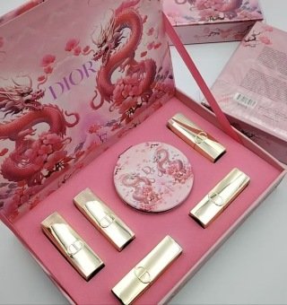 💹70✍️专柜版本,金管口红款
新品到货 迪奥桃花龙金管磁吸口红五件套1.5g(铝)
带Dior限量化妆镜
色号:丝绒999-777-720-840-100
件50套,配中文标➕礼袋