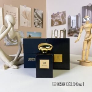 💹60✍️专柜版本
暗夜皮革100ml
阿玛尼高定私藏1001夜系列-
Giorgio Armani Cuir Noir, 2011
品牌：阿玛尼
调香师：Nathalie Lorson
属性：中性香
香调：皮革调
皮革香草沉香（乌木）檀香木
气味：安息香脂玫瑰愈创木肉豆蔻
龙涎香芫荽