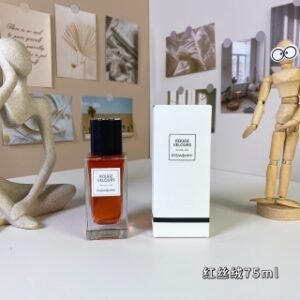 💹55✍️专柜版本
红丝绒75ml
圣罗兰高定衣典系列-
YSL Yves Saint Laurent Rouge Velours, 2021
品牌：圣罗兰
属性：中性香
香调：花香西普调
前调：茶叶粉红胡椒
中调：玫瑰茉莉鸢尾花
后调：广藿香香根草麝香