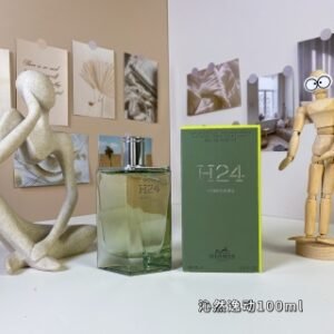 💹50✍️专柜版本
爱马仕律动二十四沁然逸动100ml
Hermes H24 Herbes Vives, 2024
品牌：爱马仕
调香师：Christine Nagel
属性：男香
香调：绿叶芳香调
前调：芳香植物
香调表
中调：梨
后调：绿叶