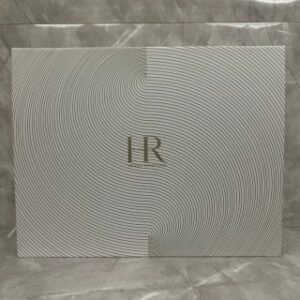 💹420✍️明通版本
hr赫莲娜2拖14套盒礼盒.包含:新版小露珠精华水200ml+黑绷带面霜50ml+黑绷带面霜5ml×9+白绷带面霜5ml×3+洁面20ml小样+小露珠30ml小样.配手提袋.产品都是明通版.对版对味.送礼必备.官网同步.
