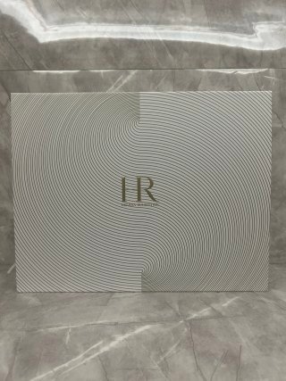 💹420✍️明通版本
hr赫莲娜2拖14套盒礼盒.包含:新版小露珠精华水200ml+黑绷带面霜50ml+黑绷带面霜5ml×9+白绷带面霜5ml×3+洁面20ml小样+小露珠30ml小样.配手提袋.产品都是明通版.对版对味.送礼必备.官网同步.