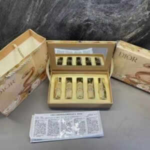 💹65✍️明通版本
迪奥金蛇郎君金管口红小样五件套
官网同步最新款小样,膏体对版对色
铝管,配中文标,配礼品袋,现货
箱规96套,打码5B02
新丝绒999-新丝绒100
新丝绒777-新丝绒994-新丝绒284