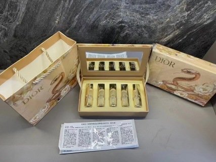 💹65✍️明通版本
迪奥金蛇郎君金管口红小样五件套
官网同步最新款小样,膏体对版对色
铝管,配中文标,配礼品袋,现货
箱规96套,打码5B02
新丝绒999-新丝绒100
新丝绒777-新丝绒994-新丝绒284
