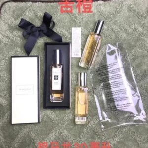 💹45✍️明通版本/可配中文
祖马龙香水30ml， 配中文标签·配透明袋子·一标双层 ·单独条码·透明隐形管，
22个味道🔜英国梨与香豌豆
青柠罗勒与柑橘
英国梨与小苍兰限定版
无花果与莲花
胭红玫瑰
姜饼
忍丹与印蒿
鼠尾草与海盐
橙花
英国橡树与榛子
黑莓与月桂叶
黑石榴
含羞草与小豆蔻
苦橙
虞美人与大麦
英国梨与小苍兰
银桦与薰衣草
星光柑橘与蜂蜜
杏桃花与蜂蜜
蓝风铃
橘子果酱
牡丹与胭红麂绒