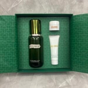 💹180✍️明通版本
海蓝之谜年轻焕新礼盒三件套，包含：精粹水150ML+奇迹面霜7ML小样+泡沫洁面30ML小样，配礼袋，官网同步，