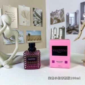 💹50✍️专柜版本
华伦天奴姿意小姐香精版100ml
Valentino Born in Roma Extradose Donna, 2025
品牌：华伦天奴
属性：女香
香调：美食东方调
前调：黑加仑
中调：朗姆酒
后调：香草