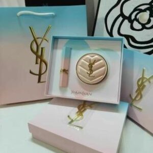 💹125✍️明通版本,
💹80✍️专柜版本,
圣罗兰马卡龙口红气垫两件套,套装内含:马卡龙口红色号77-1966可选,气垫 黑/粉皮革气垫b10-b20可选。
