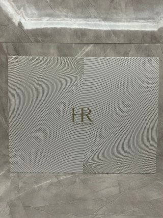 💹400✍️明通版本
hr赫莲娜2拖6套盒礼盒.包含:新版黑绷带面霜50ml+新版白绷带面霜50ml+黑绷带面霜5ml×3+白绷带面霜5ml×3.配手提袋.产品都是明通版.对版对味.送礼必备.