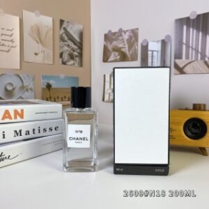 💹60✍️专柜版本
2609#十八号200ml
香奈儿珍藏系列-
Chanel Les Exclusifs de Chanel No 18,1997
品牌:香奈儿
调香师:Jacques Polge
属性:女香
香调:果香花香调
气味：黄葵鸢尾花果香木质香花香