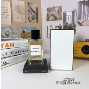 💹60✍️专柜版本
2708#法式别墅淡香精200ml
香奈儿珍藏系列-
Chanel La Pausa Eau de Parfum,2016
品牌：香奈儿
调香师：Jacques Polge
属性：女香
香调：木质花香调
鸢尾花木质香绿叶脂粉味