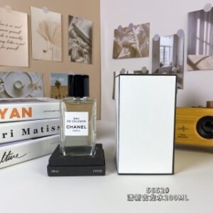 💹60✍️专柜版本
5652#清新古龙水200ml
香奈儿珍藏系列
Chanel Les Exclusifs de Chanel Eau de Cologne,2007
品牌：香奈儿
调香师：Jacques Polge
属性：女香
香调：柑橘调
前调：柠檬香柠檬柑橘绿叶
中调：橙花油苦橙叶辛香料
后调：麝香零陵香豆