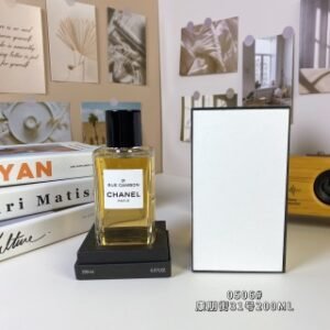 💹60✍️专柜版本
0506#康朋街31号200ml
香奈儿珍藏系列-
Chanel Les Exclusifs de Chanel 31 Rue Cambon,2007
品牌：香奈儿
调香师：Jacques Polge
属性：女香
香调：西普木质调
前调：香柠檬胡椒绿叶
中调：鸢尾花依兰玫瑰
后调：广藿香劳丹脂