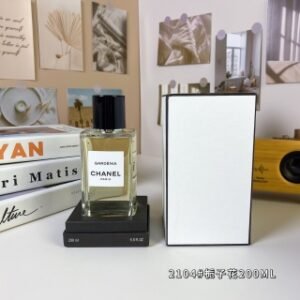 💹60✍️专柜版本
2104#栀子花200ml  
Chanel Gardenia
香奈儿珍藏系列
香调:花香调
前调:橙花绿叶
中调：果香晚香玉茉莉栀子花
后调：檀香木广藿香麝香香根草椰子香草