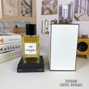 💹60✍️专柜版本
3309# 1932 200ml
Chanel Les Exclusifs de Chanel 1932,1932
香奈儿珍藏系列
品牌：香奈儿
调香师：Jacques Polge
属性：女香
香调：木质花香调
前调：醛橙花油香柠檬
中调：茉莉紫丁香依兰玫瑰康乃馨
后调：鸢尾根麝香黄葵香根草檀香木
红没药香草香豆素焚香