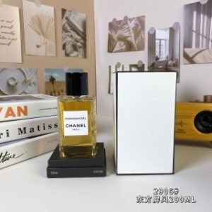 💹60✍️专柜版本
2906#东方屏风200ml
Chanel Coromandel,2016
香奈儿珍藏系列香水75ml
品牌:香奈儿
香调:木质东方调
前调:柑橘 橙花油 苦橙
前调:茉莉 玫瑰 广藿香 鸢尾根
后调:焚香安息香脂琥珀木质香麝香乳香白巧克力
属性:中性香
标签:琥珀木香广藿香