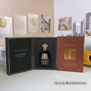 💹65✍️专柜版本
女士之花木玫瑰50ml
克莱夫·克里斯蒂安
Clive Christian I for Women Woody Floral With Vintage Rose,
2017
品牌:克莱夫·克里斯..
调香师:Celia Orozco .
属性:女香
香调:花香西普调
前调:橘子
中调:玫瑰
后调:琥珀雪松