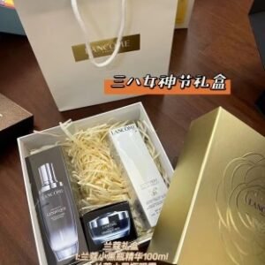 💹185✍️明通版本
兰蔻小黑瓶肌底液三件套礼盒,包含：老版小黑瓶肌底液100ml+小黑瓶眼霜15ml+防晒清爽型50ml.配手提袋.可配中文标.需要下单备注.产品都是明通版的.可冲正.送礼必备.非市场便宜货.分钱分货.