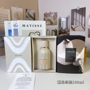 💹70✍️专柜版本
爱慕粼光尽现100ml
Amouage Lustre, 2024
Amouage 时间精粹系列-
品牌：Amouage
调香师：Julien Rasqui.Paul Guerlain
属性：中性香
香调：木质东方调
前调：小豆蔻鸢尾根
中调：檀香木雪松广藿香
后调：没药香草安息香脂零陵香豆劳丹脂龙涎香苯乙烯莎草安息香