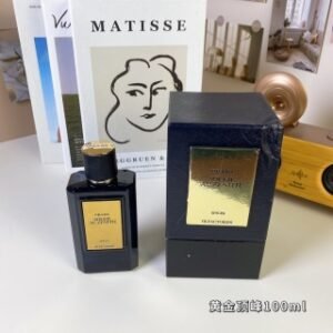 💹65✍️专柜版本
66109#黄金顶峰100ml
普拉达幻影-
Prada Mirages Soleil au Zenith, 2017
品牌:普拉达
属性:中性香
香调:辛辣东方调
前调:桃子依兰
中调:檀香木
后调:肉豆蔻肉桂香草甜椒孜然