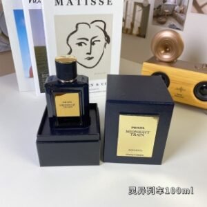 💹65✍️专柜版本
66130#灵异列车100ml
普拉达幻影-
Prada Mirages Midnight Train, 2017
品牌:普拉达
属性:中性香
香调:木质东方调
气味:广藿香琥珀雪松柑橘