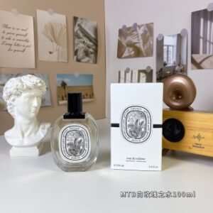 明通版本
蒂普提克玫瑰之水100ml
Diptyque EAU ROSE
前调:荔枝、黑醋栗、佛手柑
中调:大马士革玫瑰、摩洛哥玫瑰
后调:麝香、雪松、蜜糖