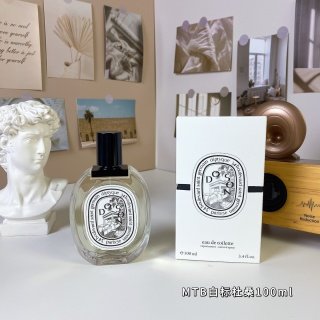 明通版本
蒂普提克杜桑中性淡香水100ml
Diptyque Do Son
香调:花香调
充满甜蜜醉人气息
前调里玫瑰的暖香一闪而过,但是却中和了橙花的涩和苦,变成了一味好闻的气息
清新却不冰冷,带着人情味的缥缈
晚香玉的味道开始温暖而贴身