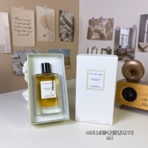 💹80✍️专柜版本
4951#珍奢沉香木75ml
梵克雅宝非凡珍藏系列-
Van Cleef Arpels Precious Oud, 2011
品牌:梵克雅宝
调香师:Amandine Cl..
属性:女香
香调:花香东方调
前调:粉红胡椒香柠檬
中调:晚香玉焚香茉莉
后调:沉香(乌木)檀香木广藿香龙涎香香根草