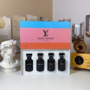 💹60✍️普通版本
LV黑瓶限量版中样四件套30ml×4个，带喷头，内含：火之夜，浮影，萨博玫瑰，纯粹乌木