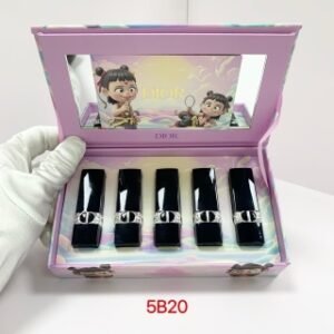 💹50✍️专柜版本
迪奥呆萌哪吒口红小样五件套/黑管款
迪奥黑管经典蓝金口红五件套 粉盒哪吒款
🔜实拍📷现货❗️5B20编码！可配中文标！
🧨带贺卡➕哪吒限量化妆镜🧨（铝管）
内含：1.5g*5。色号：999丝绒+720丝绒+777丝绒+217丝绒+228丝绒。