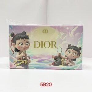💹50✍️专柜版本
迪奥呆萌哪吒口红小样五件套/金管款
迪奥金管磁吸蓝金口红五件套 粉盒哪吒款
🔜实拍📷现货❗️5B20编码！可配中文标！
🧨带贺卡➕哪吒限量化妆镜🧨（铝管）
内含：1.5g*5。色号：999丝绒+720丝绒+777丝绒+217丝绒+228丝绒。