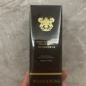 💹45✍️专柜版本
毛戈平奢华养肤焕能精华蜜30ml！外观无色透明的瓶身，拿在手里很有分量，应该是玻璃材质；瓶身下面标有规格；瓶身背面标有使用方法；瓶底标有限制使用日期和产品批号；是滴管的设计，取用卫生，方便控制用量。