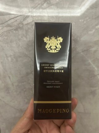 💹45✍️专柜版本
毛戈平奢华养肤焕能精华蜜30ml!外观无色透明的瓶身,拿在手里很有分量,应该是玻璃材质;瓶身下面标有规格;瓶身背面标有使用方法;瓶底标有限制使用日期和产品批号;是滴管的设计,取用卫生,方便控制用量。