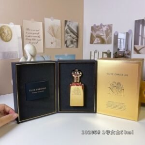 💹65✍️专柜版本
10205# 1号女士50ml
Clive Christian No. 1, 2001
品牌：克莱夫·克里斯蒂安
属性：女香
香调：花香东方调
前调：杏桃子小豆蔻李子菠萝香柠檬甜椒柠檬
中调：依兰鸢尾花茉莉康乃馨兰花玫瑰
后调：檀香木香草安息香脂零陵香豆麝香琥珀
雪松