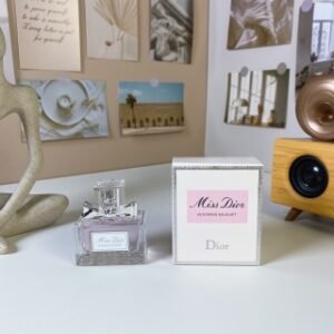 💹42✍️专柜版本,30ml
专柜Dior迪奥小姐花漾甜心女士淡香水30ml【香 调】花果香调【前 味】柑橘香调和西西里岛香橙精华【中 味】香气包括牡丹花香调【后 味】广藿香,白麝香