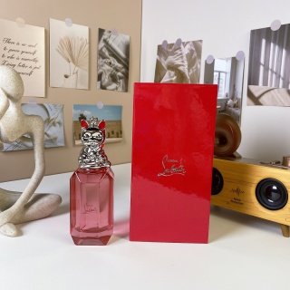 💹100✍️专柜版本
萝卜丁幸运之喵烟木玫瑰90ml
Christian Louboutin Loubidoo Rose Encens, 2024
品牌:克里斯汀·路铂廷
调香师:Daphne Bugey
属性:中性香
香调:木质花香调
气味:玫瑰焚香檀香木 ml