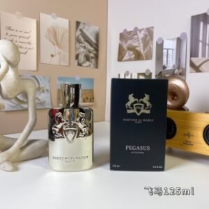 💹55✍️专柜版本
玛丽之香帕加索斯飞马125ml  
Parfums de Marly Pegasus,2011
香调:馥奇东方调
前调:天芥菜孜然香柠檬
中调:杏仁薰衣草茉莉
后调:香草檀香木琥珀
属性:男香
标签:杏仁香草脂粉坚果