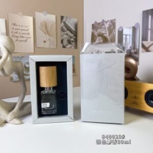 💹50✍️专柜版本
纳斯马图840023 银色麝香30ml
银色马斯克
Nasomatto Silver Musk, 2007
品牌：纳斯马图
调香师：Alessandro G.
属性：中性香
香调：东方调
气味：麝香