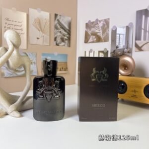 💹55✍️专柜版本
玛丽之香赫洛德125ml
Parfums de Marly Herod, 2012
品牌：玛丽之香
调香师：Olivier Pesch.
属性：男香
香调：辛辣木质调
前调：肉桂胡椒
中调：烟草焚香桂花劳丹脂
后调：香草龙涎酮雪松麝香莎草香根草
