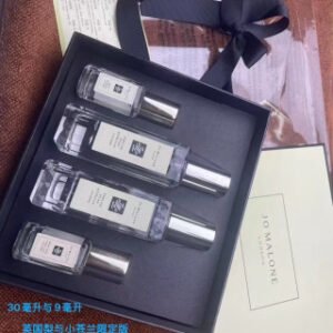 💹100✍️明通版本
祖马龙新款香水四件套/祖马龙经典款香水四件套，两款到货。
祖马龙新款香水四件套，内含：英国梨限量30ml+英国梨与香豌豆30ml+蓝风铃9ml+海盐9ml。
祖马龙经典款香水四件套，内含：英国梨30ml+蓝风铃30ml+蓝风铃9ml+青柠9ml