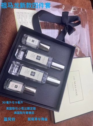 💹100✍️明通版本
祖马龙新款香水四件套/祖马龙经典款香水四件套,两款到货。
祖马龙新款香水四件套,内含:英国梨限量30ml+英国梨与香豌豆30ml+蓝风铃9ml+海盐9ml。
祖马龙经典款香水四件套,内含:英国梨30ml+蓝风铃30ml+蓝风铃9ml+青柠9ml