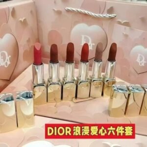 💹70✍️专柜版本,金管款
迪奥新款浪漫口红小样六件套金管款!内含:1.5g*6。色号:丝绒999-777-720-840-100-520。