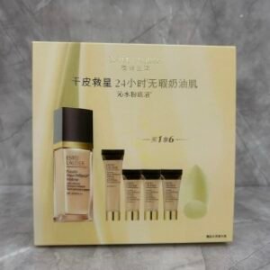 💹80✍️明通版本
新版雅诗兰黛沁水养肤粉底液1+4/一拖四礼盒，内含∶沁水粉底液1co号30ml×1+沁水粉底液1co号15ml×1+沁水粉底液1co号5ml×3+美妆蛋.可配中文标，需要下单备注！